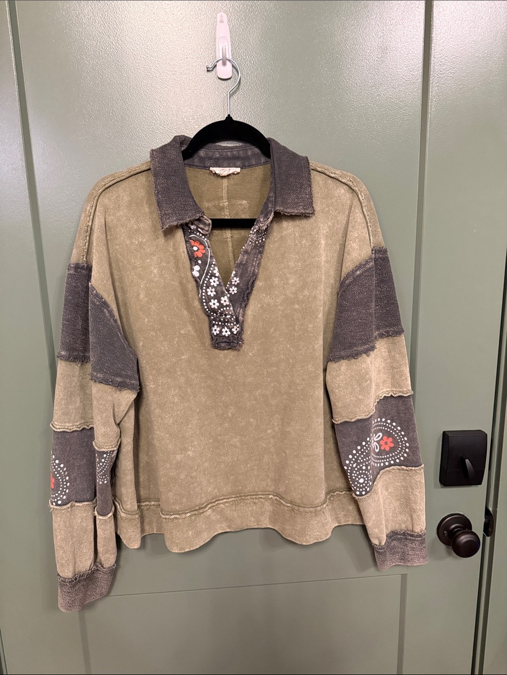 easel Olive Green & Charcoal V‑Neck Pullover